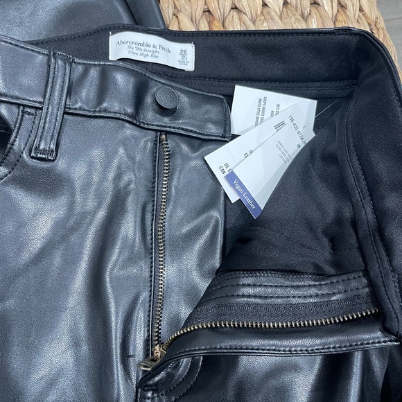 Abercrombie & Fitch Curve Love Vegan Leather 90s Straight Pant - Picture 9 of 10